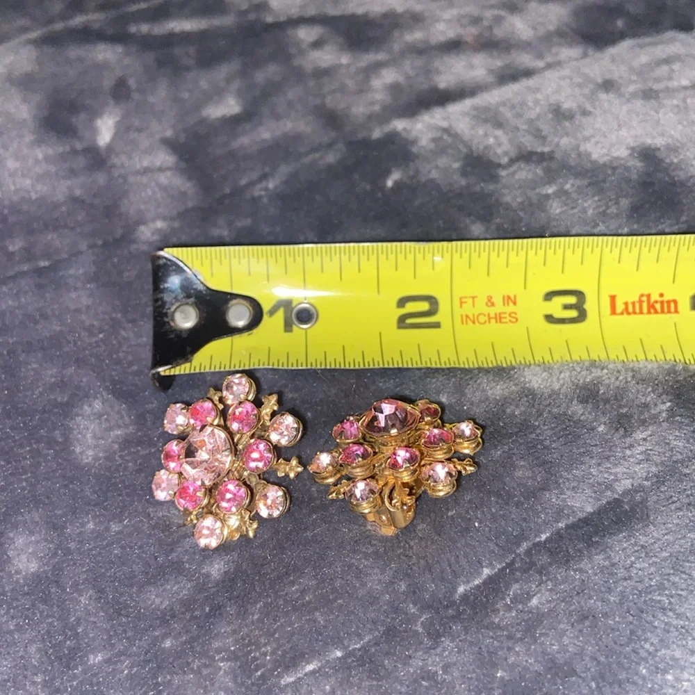 Vintage pink rhinestone and gold toned flower 🌸 clip on earrings - Picture 9 of 11